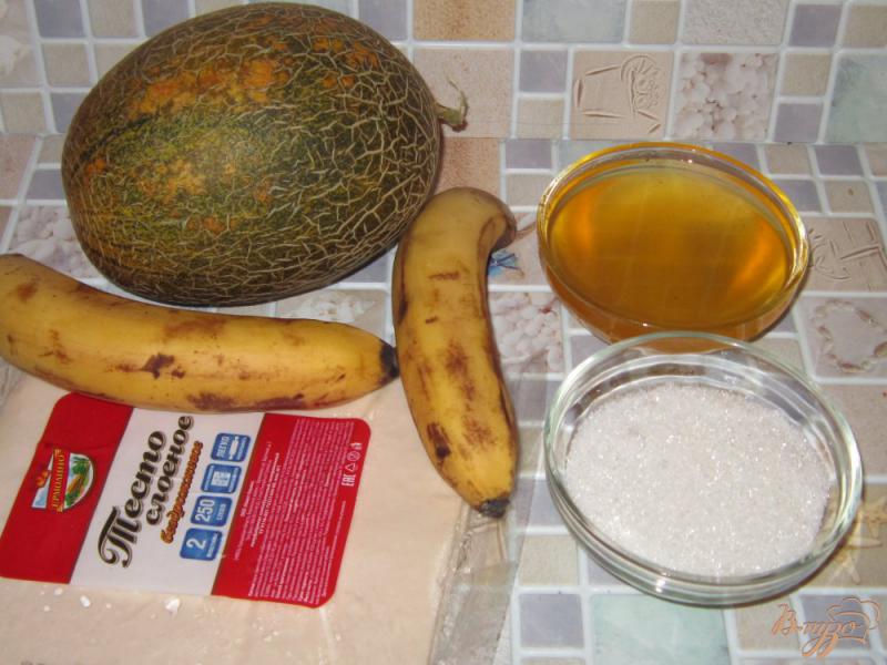 Фото приготовление рецепта: Слойки медовые с дыней и бананом шаг №1