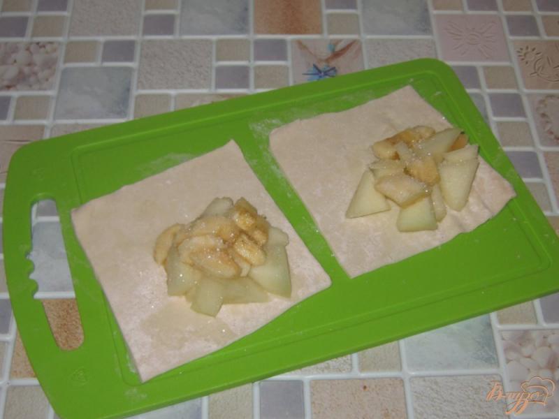Фото приготовление рецепта: Слойки медовые с дыней и бананом шаг №5