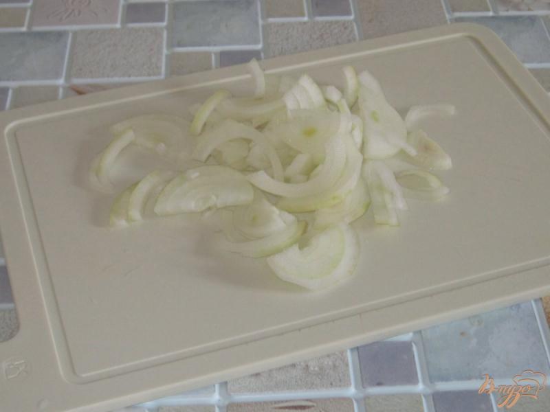 Фото приготовление рецепта: Салат из помидоров и огурцов в сметане  с чесноком шаг №4