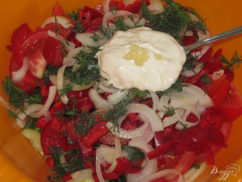 Фото приготовление рецепта: Салат из помидоров и огурцов в сметане  с чесноком шаг №7