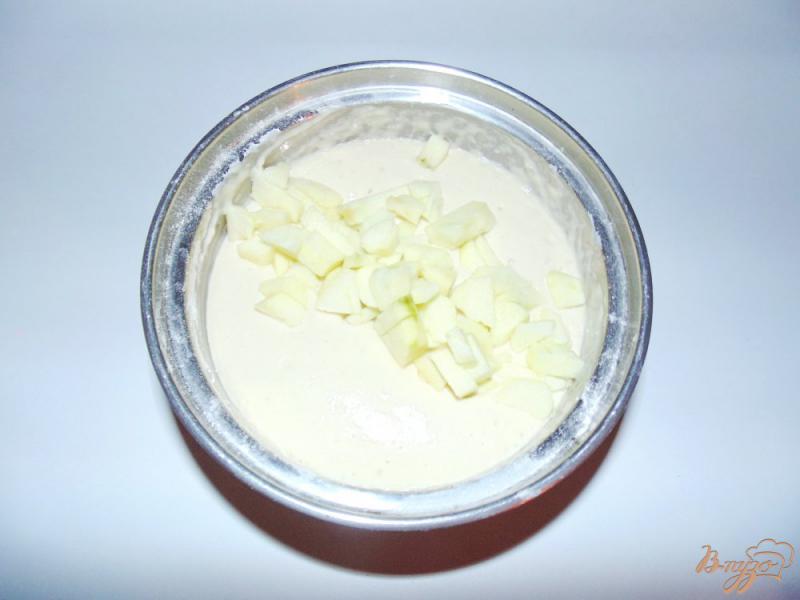 Фото приготовление рецепта: Дрожжевые оладьи с яблоками на молоке шаг №4