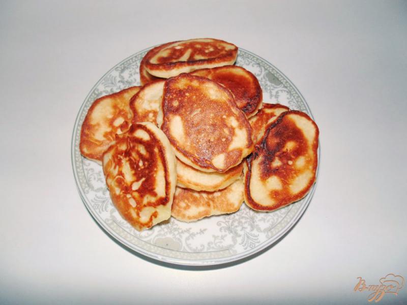 Фото приготовление рецепта: Дрожжевые оладьи с яблоками на молоке шаг №6