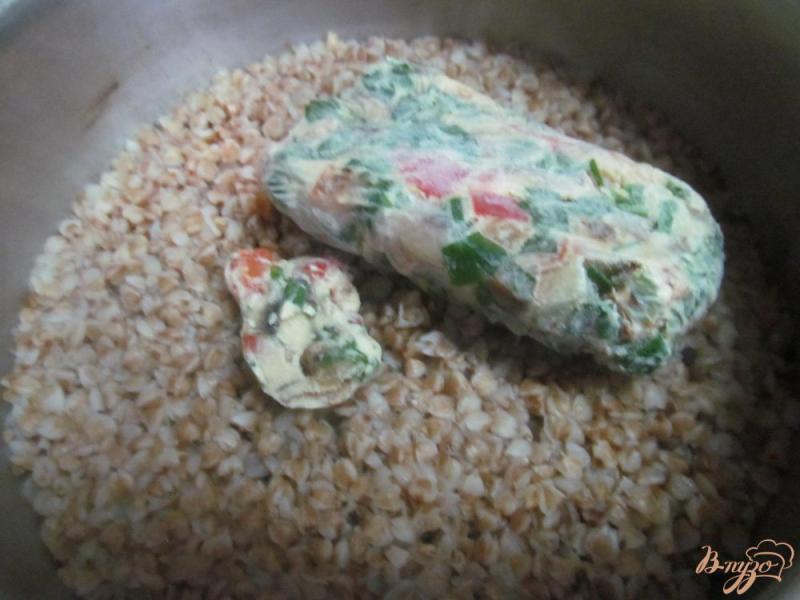 Фото приготовление рецепта: Гречневая каша с овощами и грибами шаг №3