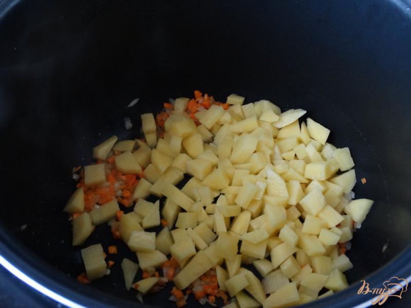 Фото приготовление рецепта: Рыбный суп с пангасиусом и кускусом шаг №3