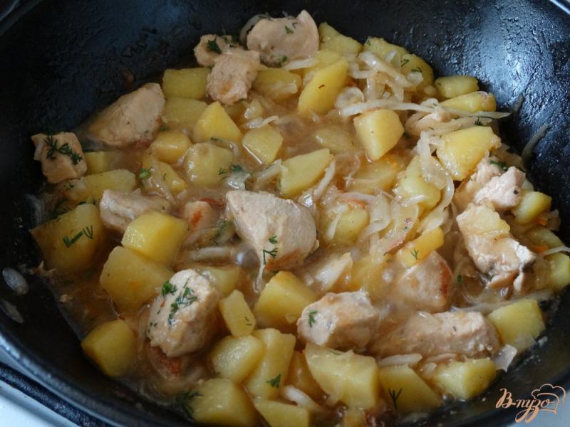 Фото приготовление рецепта: Куриная грудка тушеная с картофелем и кислой капустой шаг №4