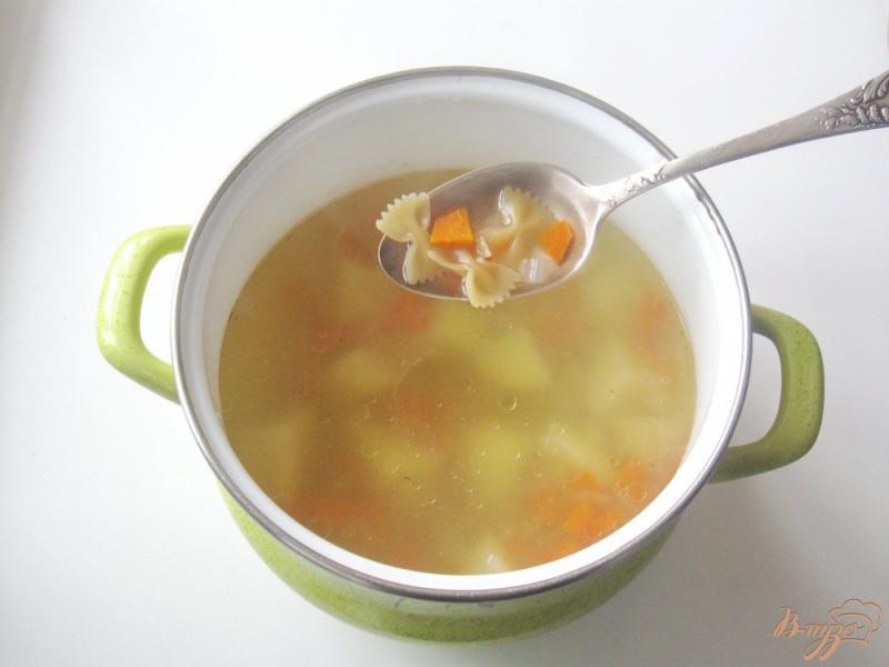 Фото приготовление рецепта: Куриный суп с пастой фарфалле шаг №4