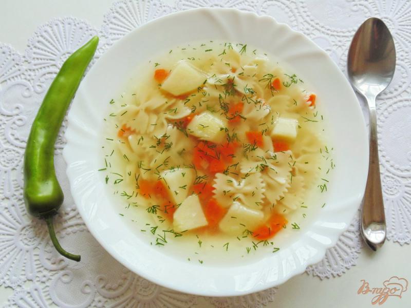 Фото приготовление рецепта: Куриный суп с пастой фарфалле шаг №6