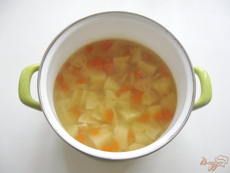 Фото приготовление рецепта: Куриный суп с пастой фарфалле шаг №5