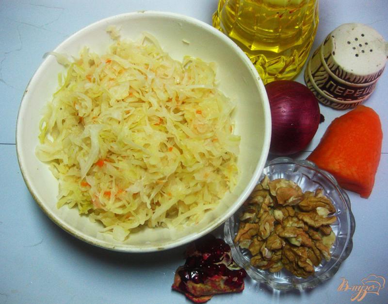 Фото приготовление рецепта: Салат с квашеной капустой морковью и орехами шаг №1