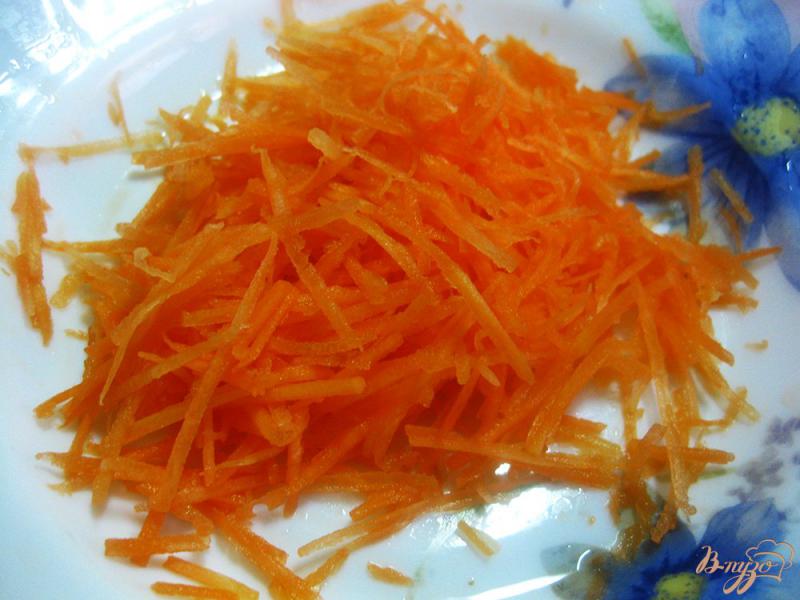 Фото приготовление рецепта: Салат с квашеной капустой морковью и орехами шаг №2