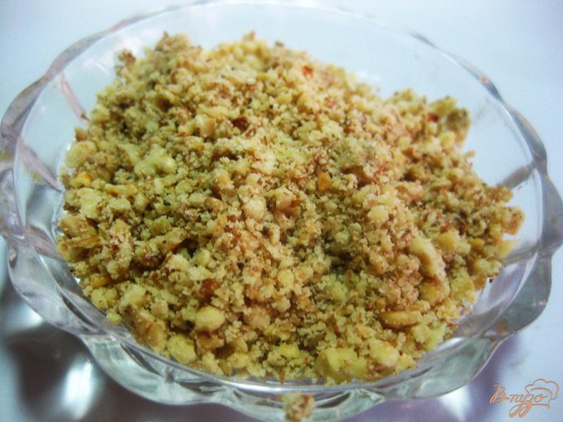 Фото приготовление рецепта: Салат с квашеной капустой морковью и орехами шаг №4