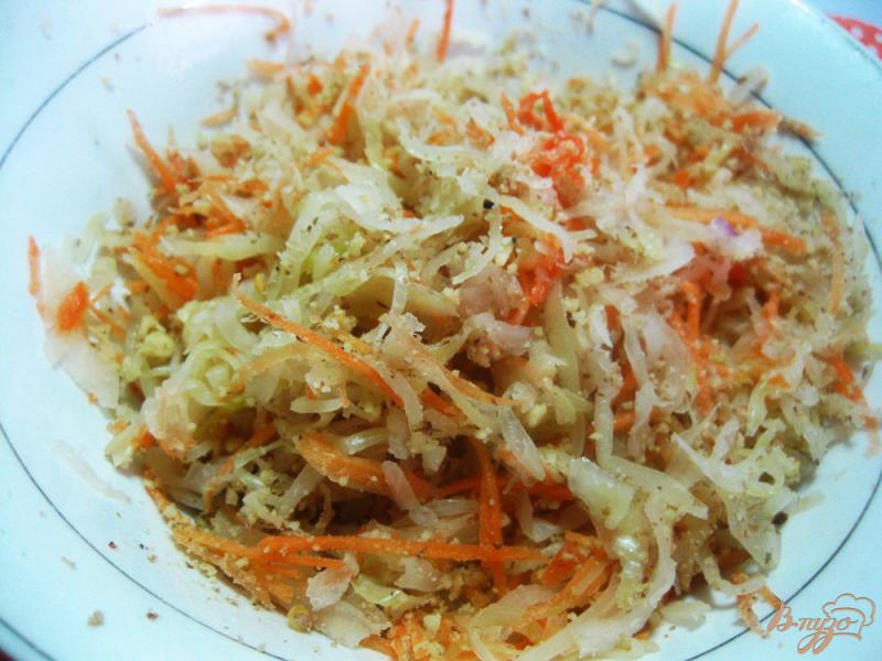 Фото приготовление рецепта: Салат с квашеной капустой морковью и орехами шаг №6