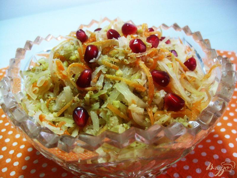 Фото приготовление рецепта: Салат с квашеной капустой морковью и орехами шаг №8