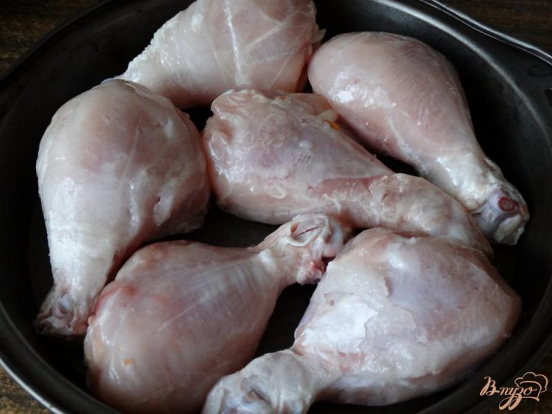Фото приготовление рецепта: Куриные голени в томатно-молочном соусе шаг №1