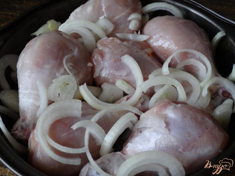 Фото приготовление рецепта: Куриные голени в томатно-молочном соусе шаг №4