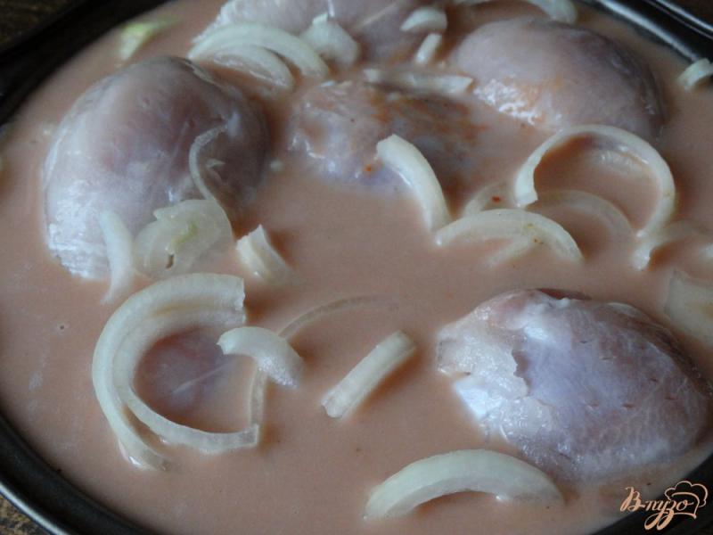 Фото приготовление рецепта: Куриные голени в томатно-молочном соусе шаг №5