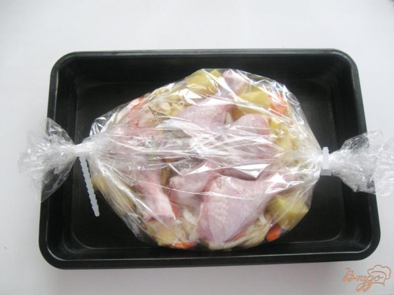 Фото приготовление рецепта: Куриные голени с овощами в рукаве шаг №8
