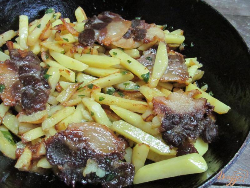 Фото приготовление рецепта: Жареный картофель на свиной грудинке шаг №7