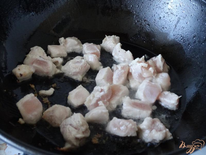 Фото приготовление рецепта: Фузилли с куриной грудкой в сырном соусе шаг №1