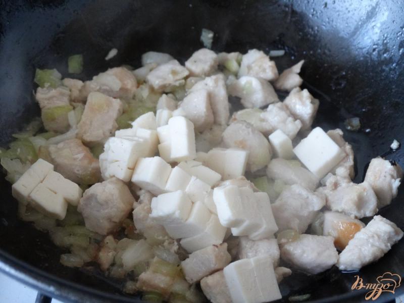 Фото приготовление рецепта: Фузилли с куриной грудкой в сырном соусе шаг №3