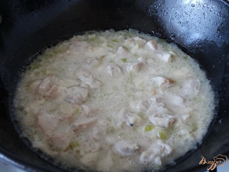 Фото приготовление рецепта: Фузилли с куриной грудкой в сырном соусе шаг №4