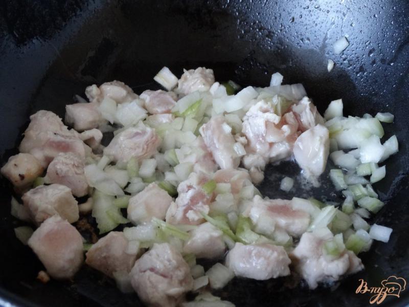 Фото приготовление рецепта: Фузилли с куриной грудкой в сырном соусе шаг №2