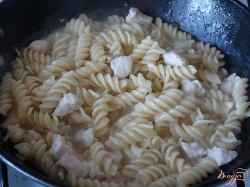 Фото приготовление рецепта: Фузилли с куриной грудкой в сырном соусе шаг №5