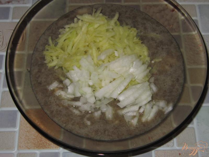 Фото приготовление рецепта: Оладьи из икры толстолобика с луком и кабачком шаг №3