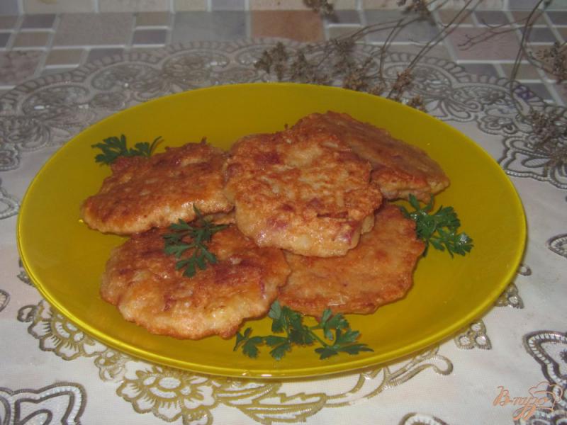 Фото приготовление рецепта: Оладьи из икры толстолобика с луком и кабачком шаг №6