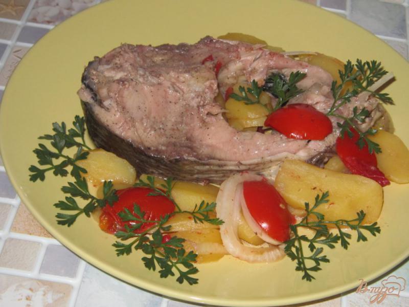 Фото приготовление рецепта: Стейк из толстолобика под овощами шаг №7