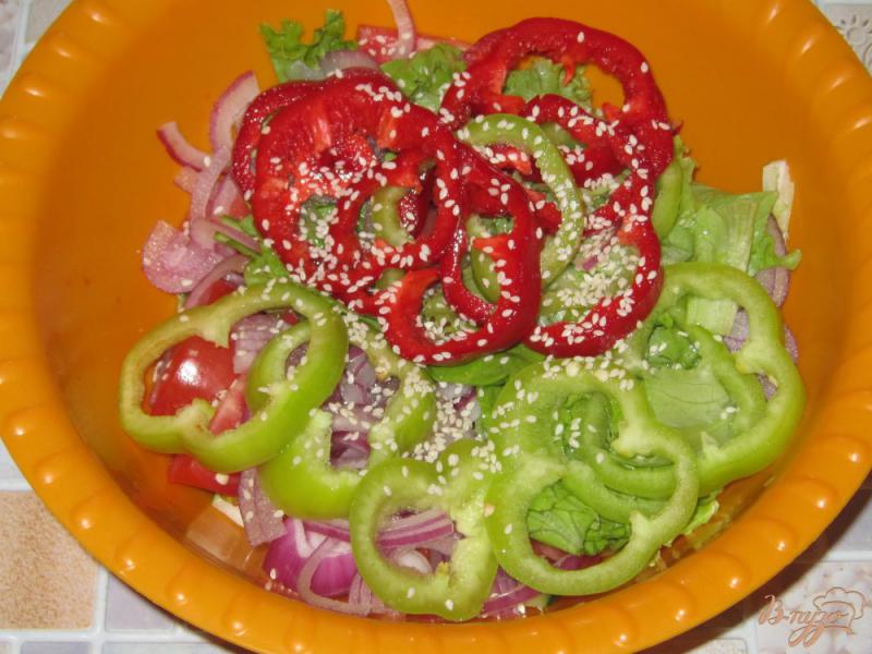 Фото приготовление рецепта: Салат из свежих овощей с кунжутом шаг №7