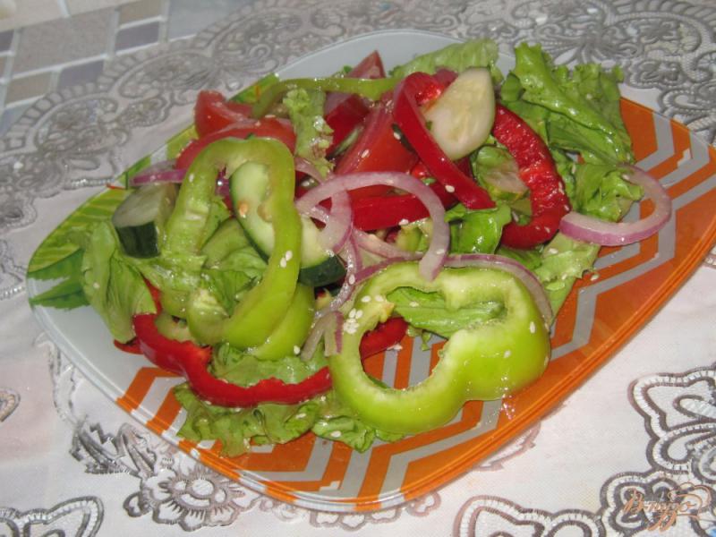 Фото приготовление рецепта: Салат из свежих овощей с кунжутом шаг №8