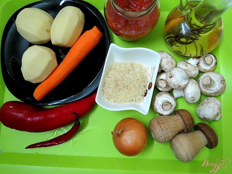 Фото приготовление рецепта: Суп с рисом грибами и перцем шаг №1