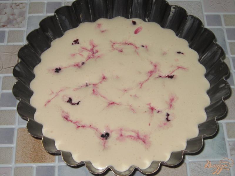 Фото приготовление рецепта: Бисквитный пирог с ежевикой шаг №6