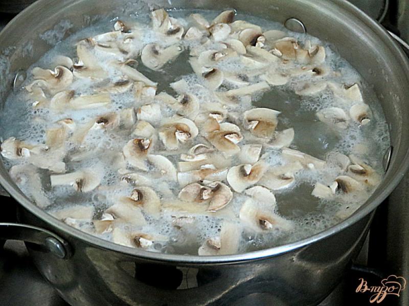 Фото приготовление рецепта: Суп с рисом грибами и перцем шаг №6