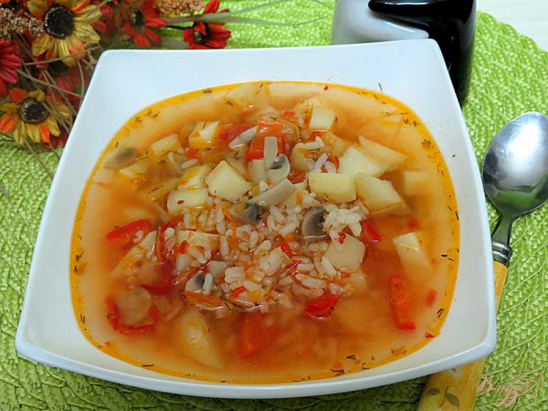 Фото приготовление рецепта: Суп с рисом грибами и перцем шаг №10