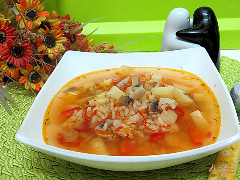 Фото приготовление рецепта: Суп с рисом грибами и перцем шаг №11
