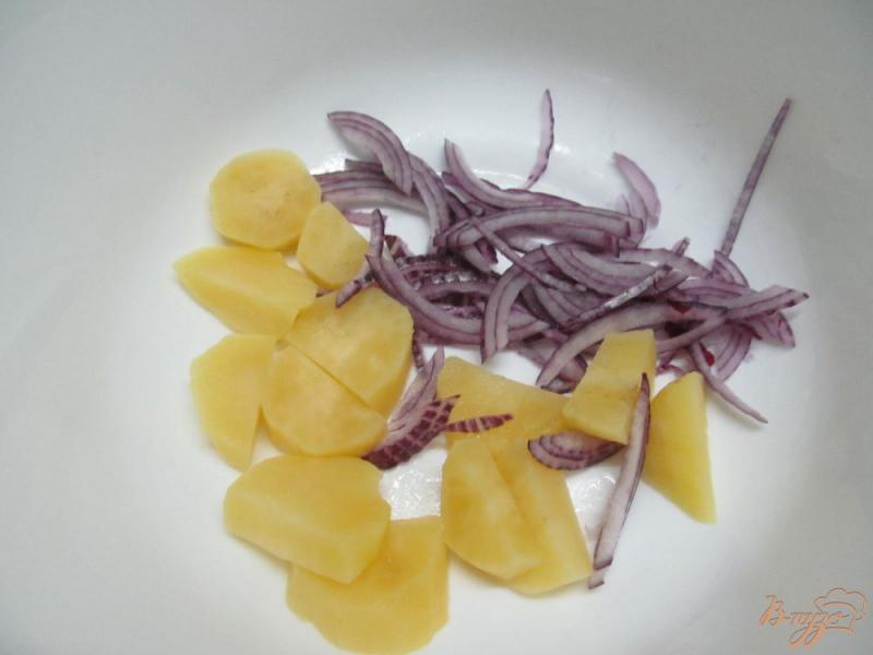 Фото приготовление рецепта: Теплый салат из картофеля с вешенками шаг №2