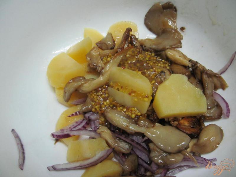 Фото приготовление рецепта: Теплый салат из картофеля с вешенками шаг №5