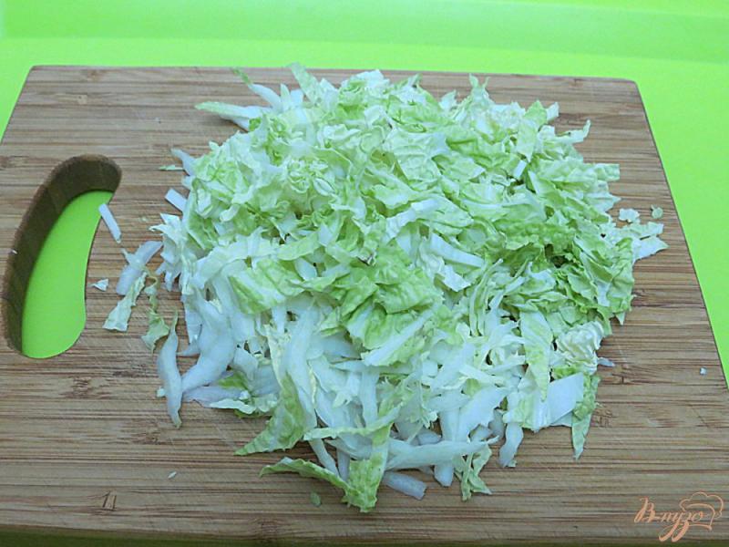 Фото приготовление рецепта: Салат из пекинской капусты, огурца и перца шаг №2
