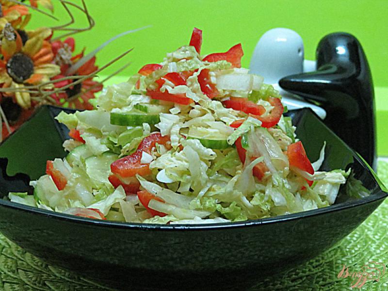 Фото приготовление рецепта: Салат из пекинской капусты, огурца и перца шаг №7