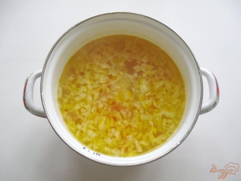 Фото приготовление рецепта: Суп с горбушей и пшеном шаг №3