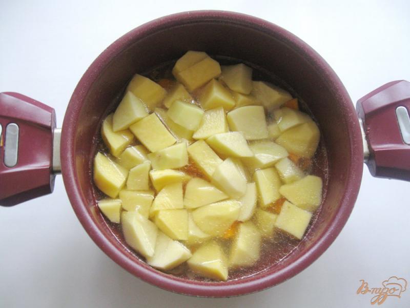 Фото приготовление рецепта: Картофель с тыквой и фрикадельками в томатном соусе шаг №5