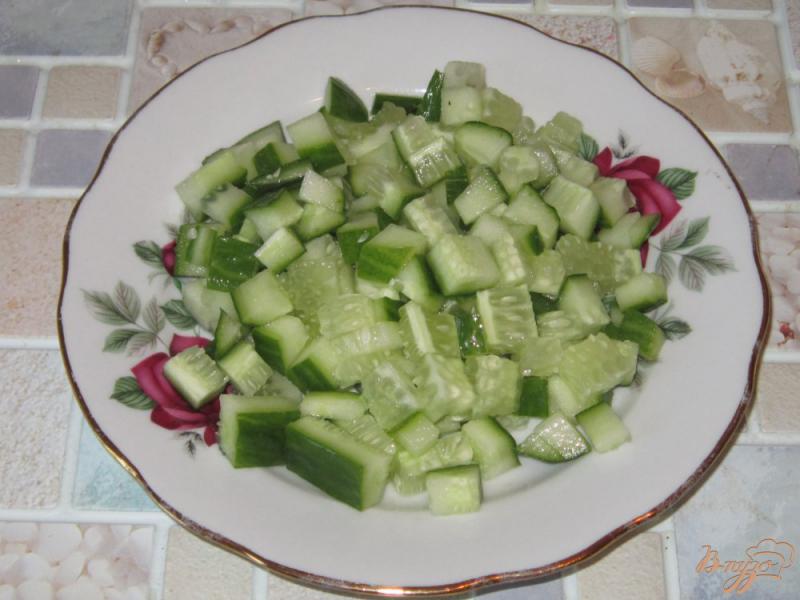 Фото приготовление рецепта: Салат с маринованными помидорами шаг №3