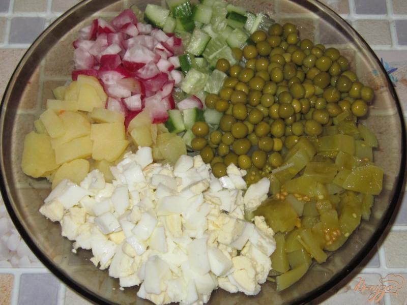Фото приготовление рецепта: Салат с маринованными помидорами шаг №8