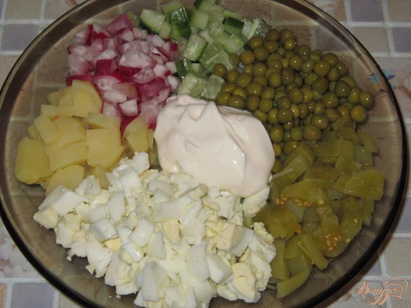 Фото приготовление рецепта: Салат с маринованными помидорами шаг №9