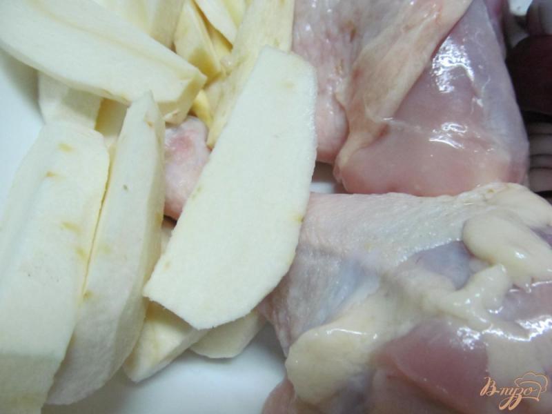 Фото приготовление рецепта: Куриные окорока запеченные с пастернаком шаг №2