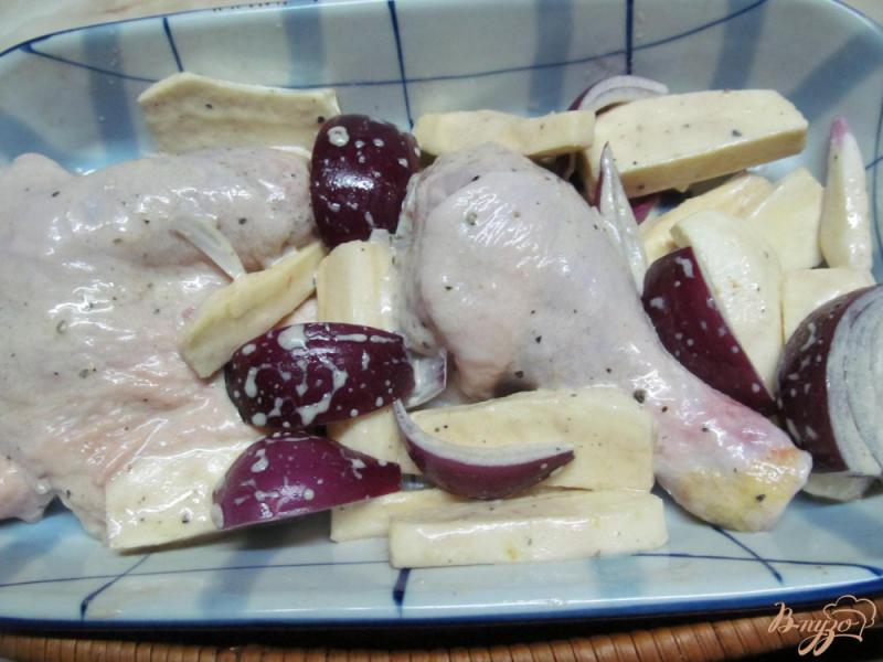 Фото приготовление рецепта: Куриные окорока запеченные с пастернаком шаг №5