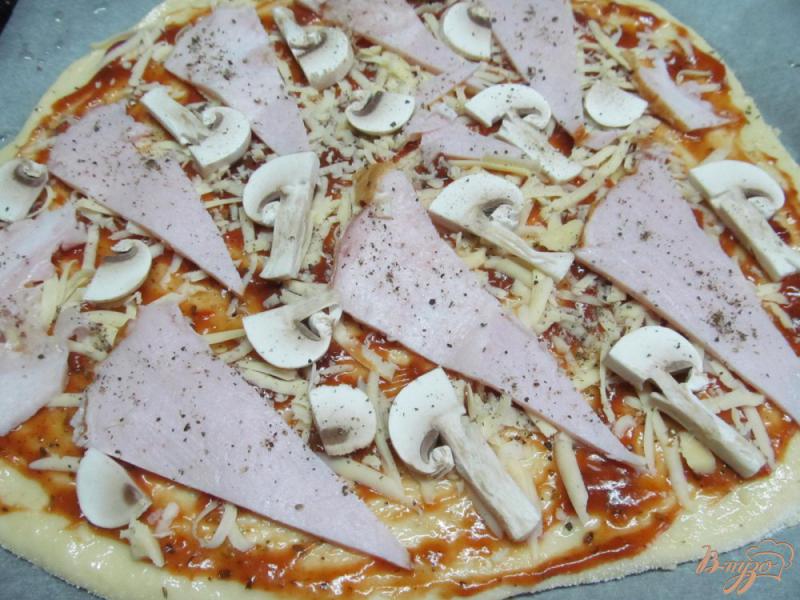 Фото приготовление рецепта: Пицца с корейкой и грибами шаг №6