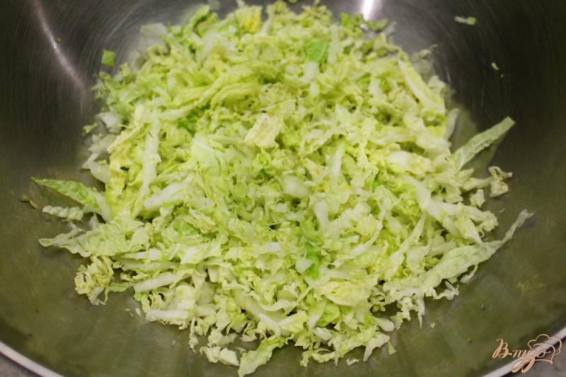 Фото приготовление рецепта: Салат из пекинской капусты с бужениной, сыром и болгарским перцем шаг №1